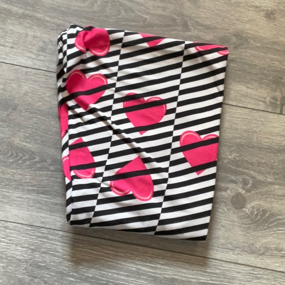 Lularoe hearts and stripes leggings